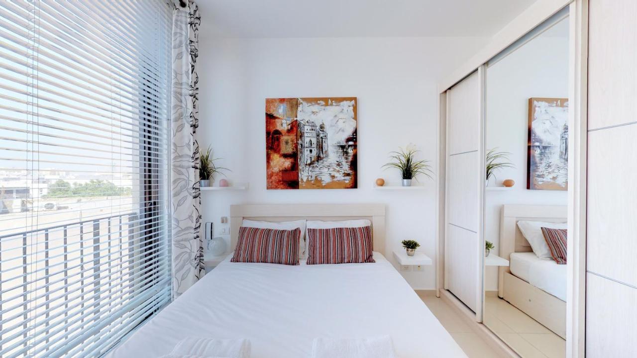Stylish 1Br Flat For 4 Ppl In Allenby By Holyguest Тель-Авив Экстерьер фото